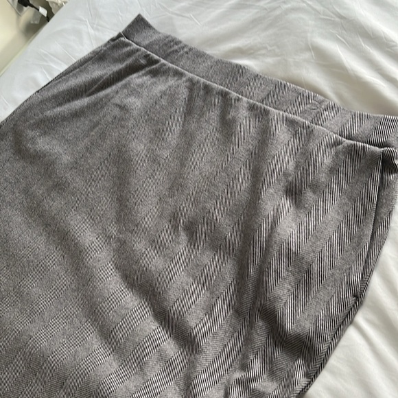 Lands’ End Plus Size Grey Houndstooth Skirt - Picture 2 of 4